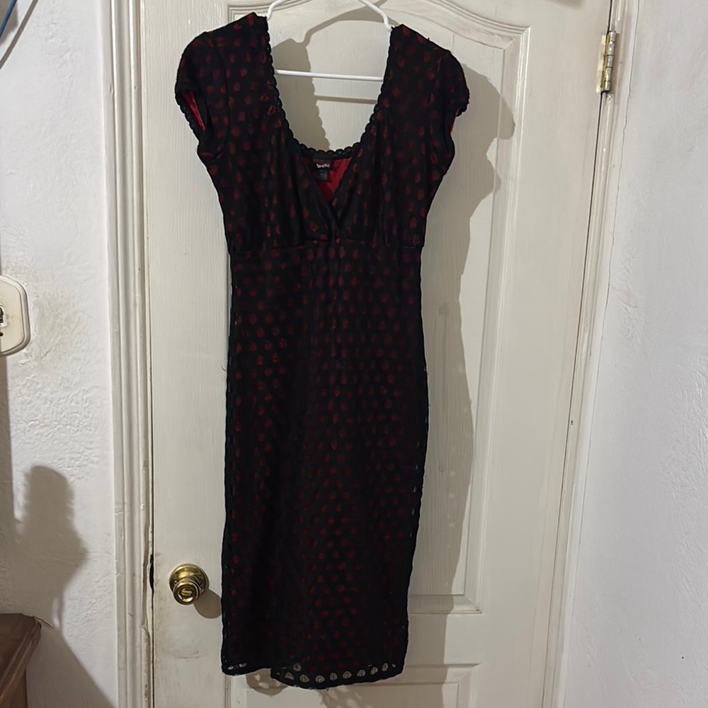 Black Sheath Midi Dress with Cap Sleeves and Scoop Neck